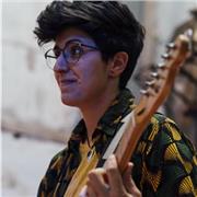 Profesora presencial de guitarra moderna, nivel medio e iniciación